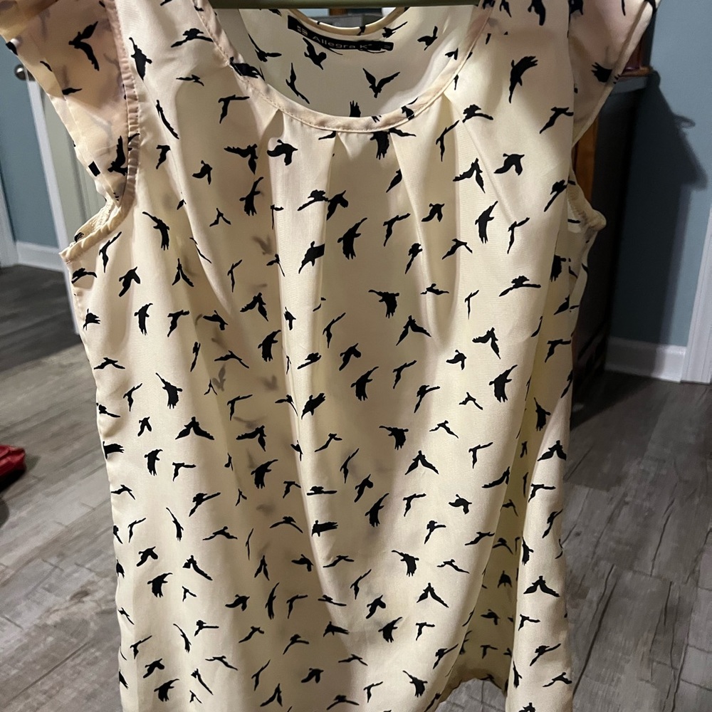 4 Women’s tops lot!!!!👚